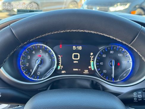 Used 2024 Chrysler Pacifica Touring-L image 25