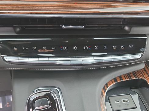 Used 2024 Cadillac Escalade Premium Luxury AWD/4WD image 34