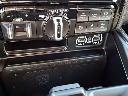 Used 2024 RAM 3500 Limited AWD/4WD image 32