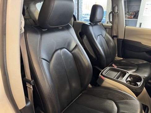 Used 2018 Chrysler Pacifica Touring-L w/ Tire & Wheel Group image 26