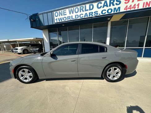 Used 2018 Dodge Charger SXT image 2