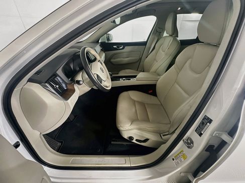 Used 2021 Volvo XC60 T5 Momentum w/ Climate Package FWD image 13