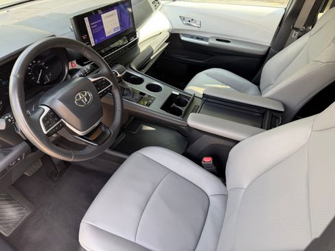Used 2025 Toyota Sienna XLE FWD image 9