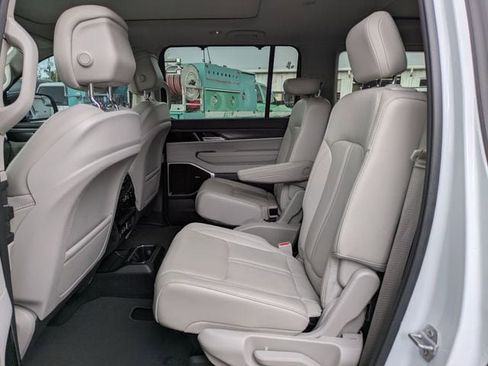 Used 2023 Jeep Wagoneer Series III w/ Premium Group I image 17