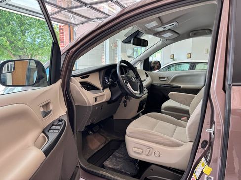 Used 2018 Toyota Sienna LE FWD image 9
