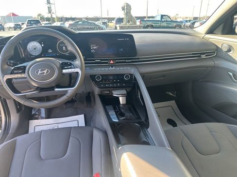 Used 2025 Hyundai Elantra SEL FWD image 13