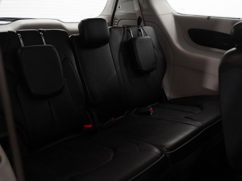 Used 2020 Chrysler Pacifica Limited w/ 8-pass Seating Package image 12