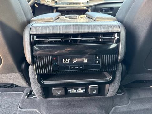 Used 2024 Jeep Wagoneer Series II w/ Premium Group I AWD/4WD image 22