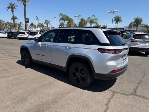 Used 2023 Jeep Grand Cherokee Altitude RWD image 4