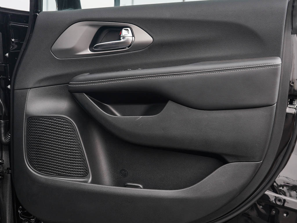 New 2026 Chrysler Pacifica Select AWD/4WD image 10