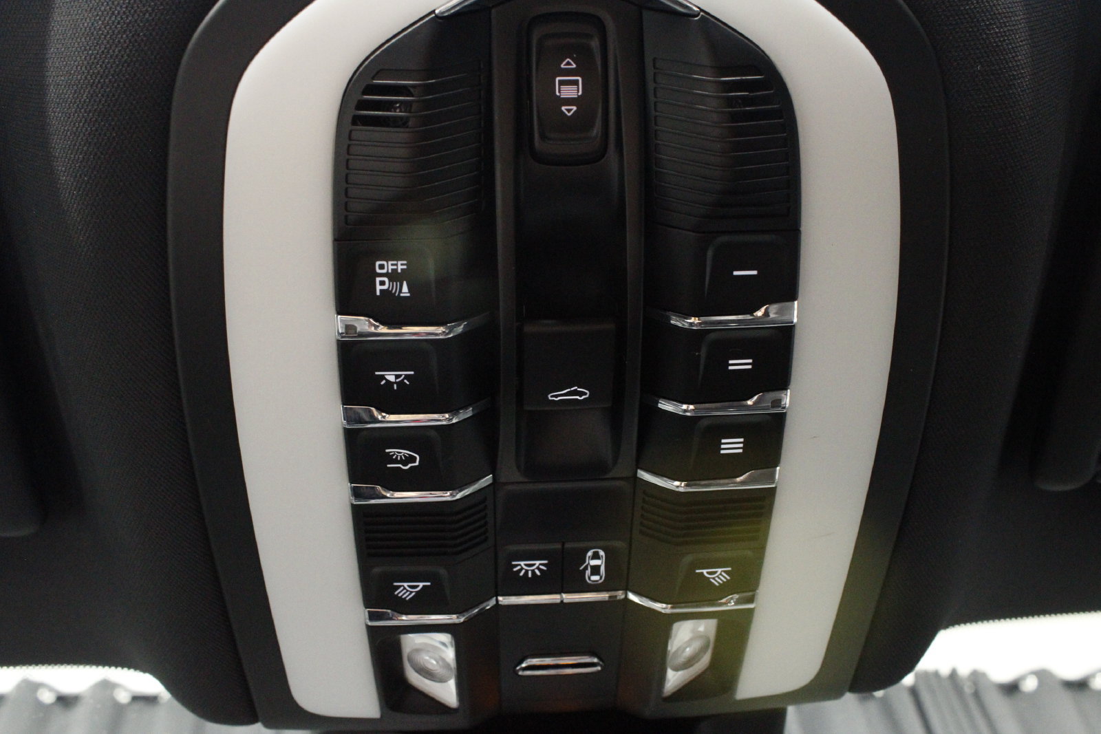 Used 2022 Porsche Macan AWD/4WD image 35