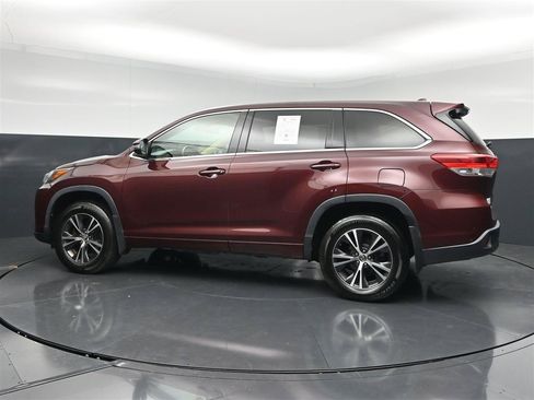 Used 2018 Toyota Highlander Plus w/ Carpet Mat Package (TMS) AWD/4WD image 8