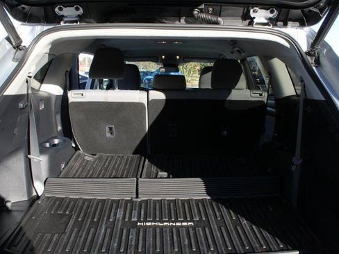 Used 2021 Toyota Highlander LE image 11