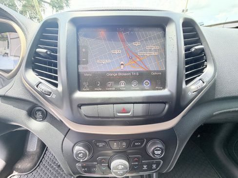 Used 2015 Jeep Cherokee Latitude w/ Comfort/Convenience Group AWD/4WD image 17