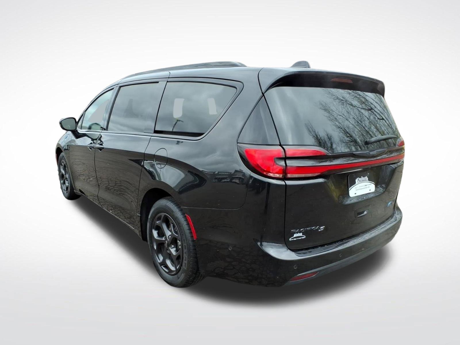 Used 2024 Chrysler Pacifica Premium FWD image 3