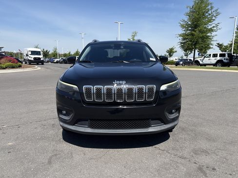 Used 2019 Jeep Cherokee Latitude w/ Cold Weather Group AWD/4WD image 3