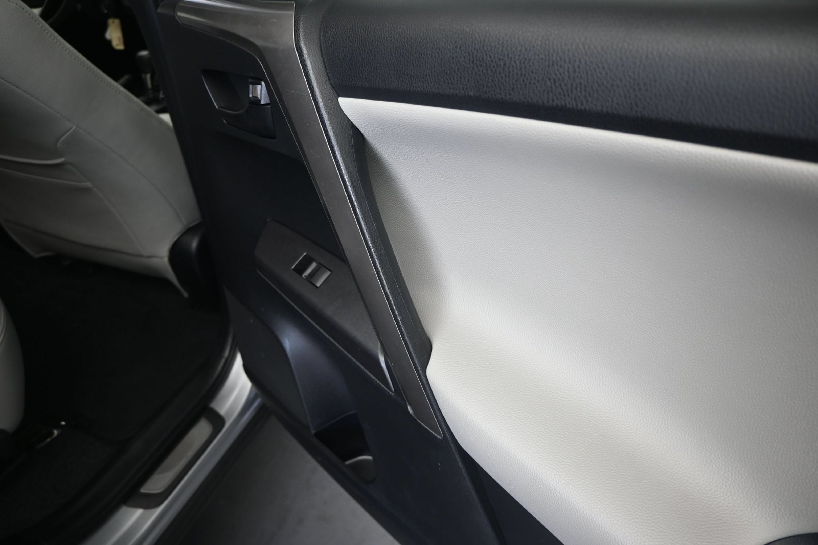 Used 2018 Toyota RAV4 LE FWD image 21