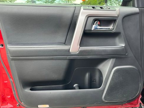 Used 2020 Toyota 4Runner SR5 AWD/4WD image 12
