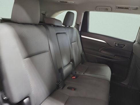 Used 2019 Toyota Highlander LE image 16