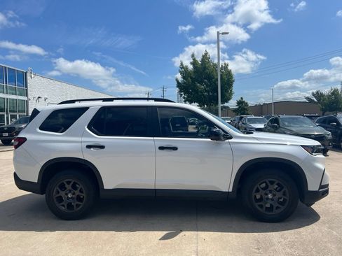 Used 2024 Honda Pilot TrailSport image 3