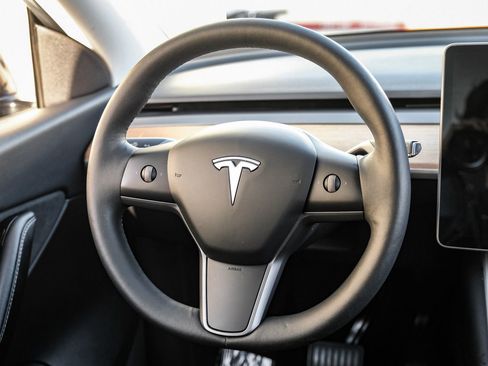Used 2020 Tesla Model Y Long Range image 16