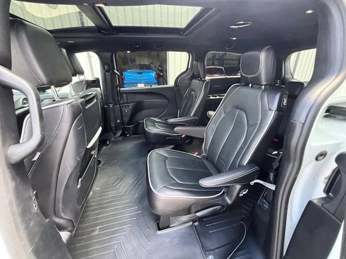 Used 2024 Chrysler Pacifica Limited w/ Uconnect Theater Family Group FWD image 29