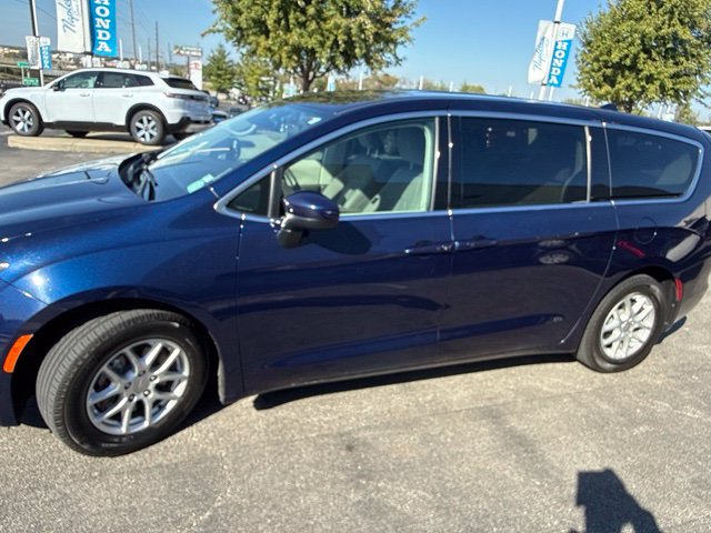 Used 2017 Chrysler Pacifica Touring FWD image 3