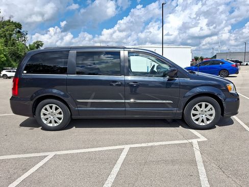 Used 2014 Chrysler Town & Country Touring FWD image 26
