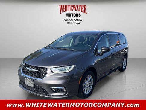 Used 2023 Chrysler Pacifica Touring-L FWD image 1