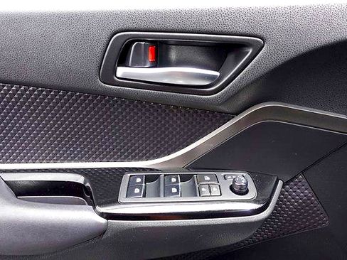 Used 2019 Toyota C-HR XLE FWD image 11