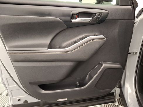 Used 2023 Toyota Highlander Bronze Edition FWD image 2