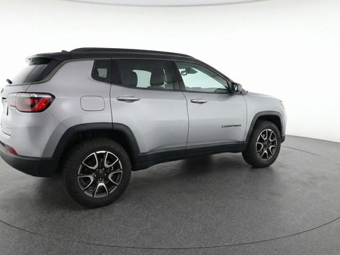 Used 2025 Jeep Compass Trailhawk AWD/4WD image 9