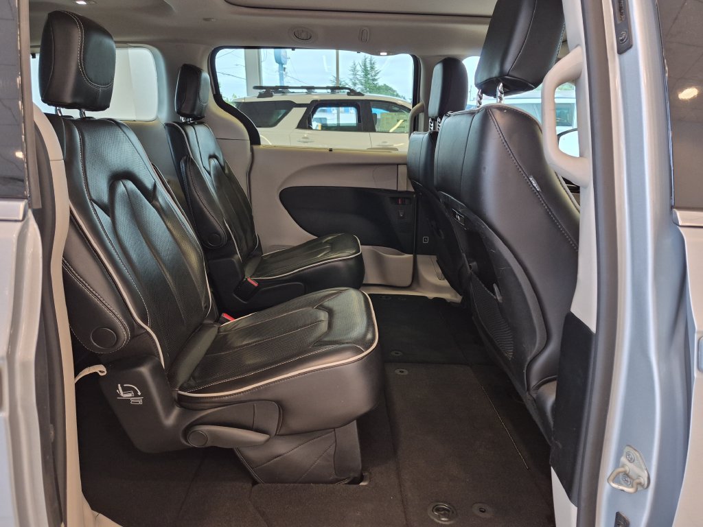 Used 2023 Chrysler Pacifica Limited FWD image 27