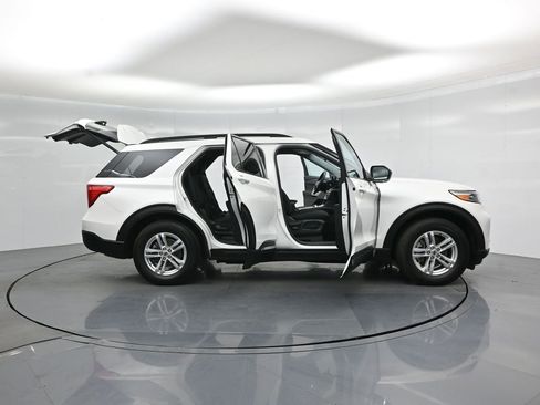 Certified 2023 Ford Explorer XLT RWD image 4