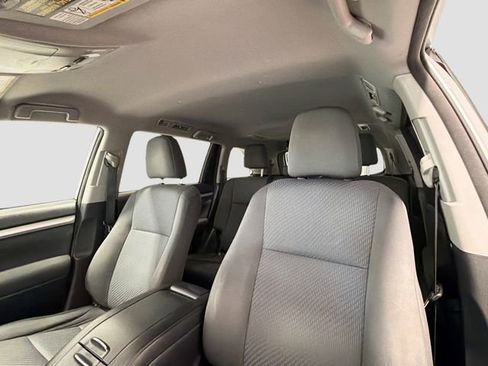 Used 2015 Toyota Highlander LE AWD/4WD image 18