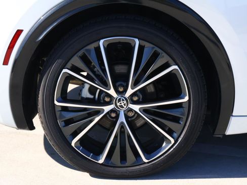 Used 2025 Toyota Prius XLE image 8