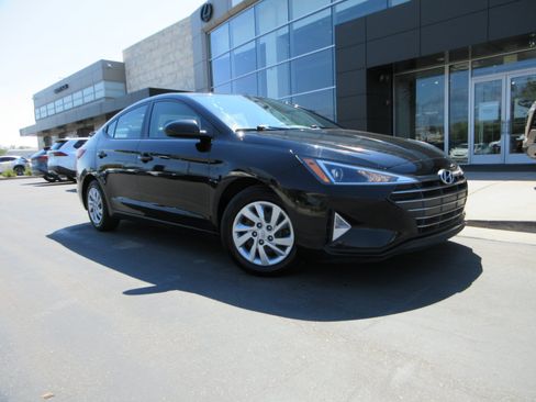 Used 2019 Hyundai Elantra SE w/ Cargo Package FWD image 13