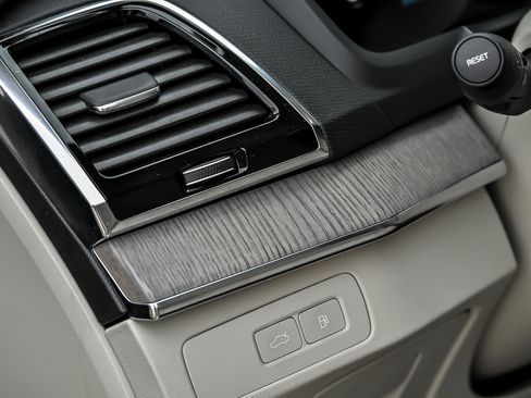 Used 2025 Volvo XC90 T8 Plus w/ Protection Package Premier image 38