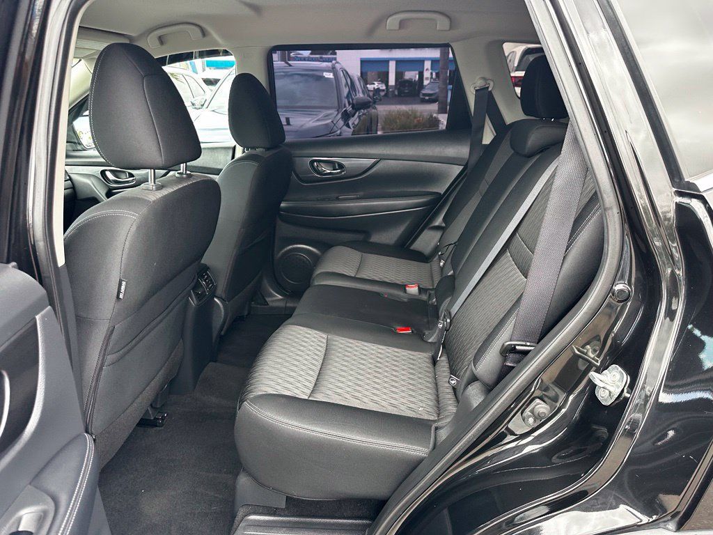 Used 2018 Nissan Rogue SV FWD image 22
