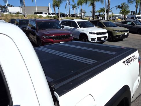 Used 2021 Toyota Tacoma TRD Off-Road w/ Technology Package image 19