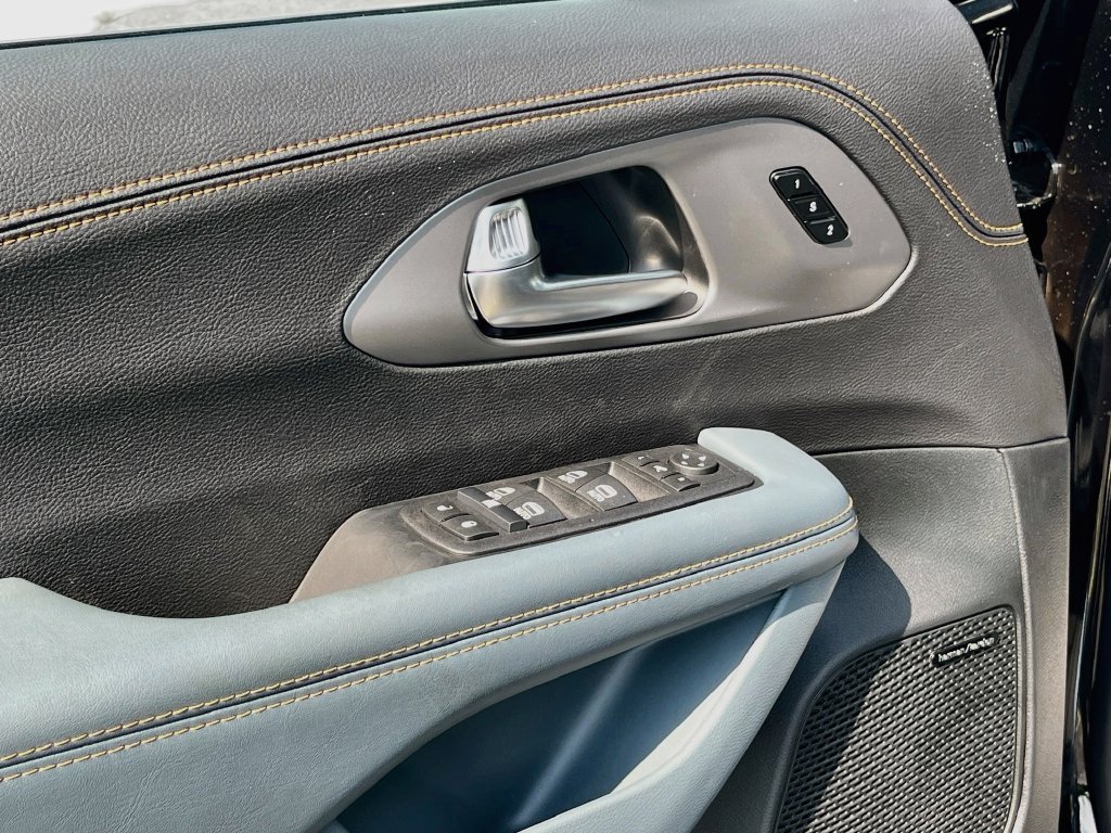 New 2027 Chrysler Pacifica Pinnacle w/ Theater Group FWD image 18