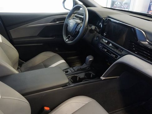 Used 2025 Toyota Camry SE w/ Convenience Package image 23