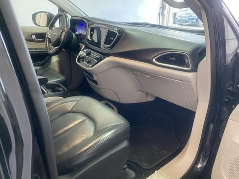 Used 2019 Chrysler Pacifica Touring-L image 8