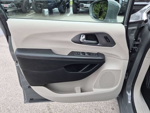 Used 2022 Chrysler Pacifica Touring-L FWD image 17
