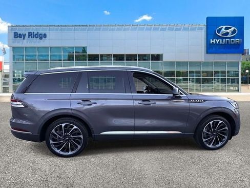 Used 2024 Lincoln Aviator Reserve w/ Elements Package Plus image 2