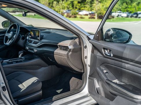 Used 2025 Nissan Altima 2.5 SV FWD image 11