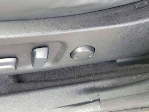 Used 2017 Toyota Highlander XLE image 19