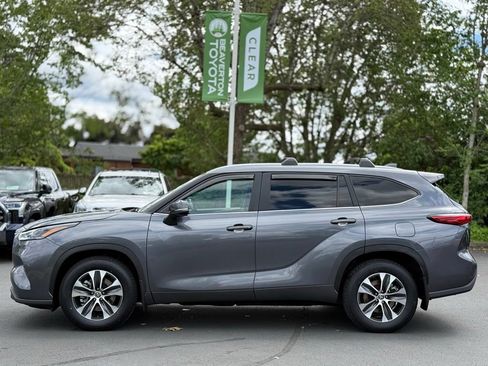 Used 2023 Toyota Highlander XLE AWD/4WD image 2