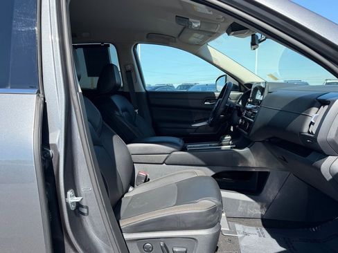 Used 2023 Nissan Pathfinder SL w/ Black Appearance Package FWD image 26