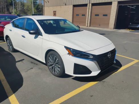 Used 2025 Nissan Altima 2.5 SV AWD/4WD image 2